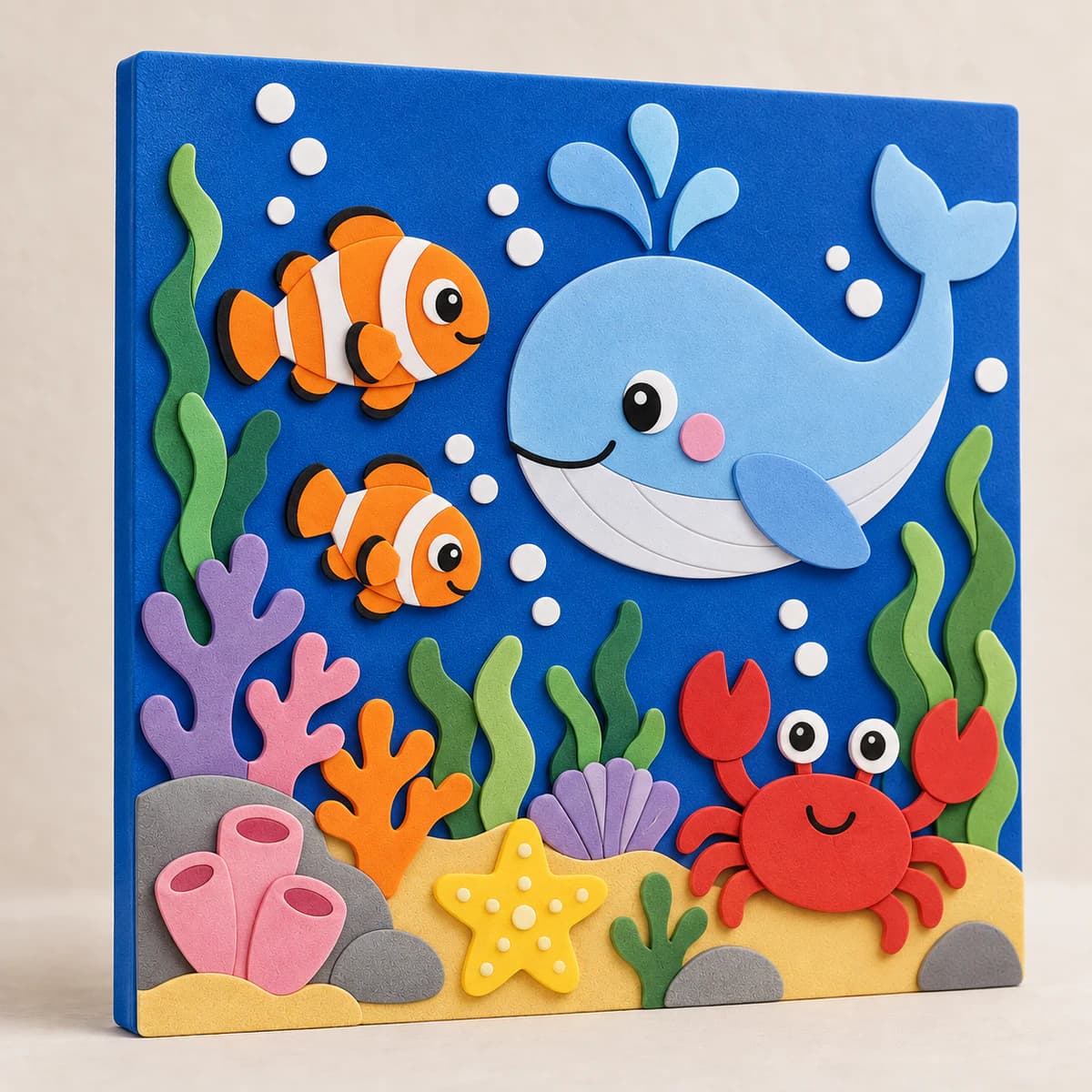 Painel colorido em EVA com baleia, peixes, caranguejo e corais